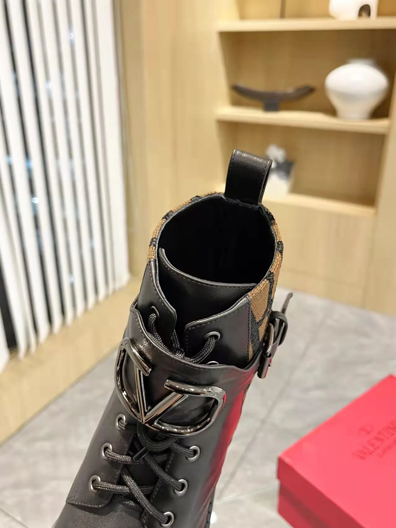 👟👟Ex-factory price 540👟👟 𝑉𝐴𝐿𝐸𝑁𝑇𝐼𝑁𝑂 Valentino's new autumn and winter Martin boots. The unique [V logo fabric print pattern] brings out a full sense of high-end, worth buying★Absolutely high-grade❥Original method Absolute sensibility❥Elegant style Create a different feeling, simple and elegant style!  Fabric: fabric printed cloth + imported cowhide. Lining: inner sheepskin. Bronze large buckle with high-end printing. Color: black, brown. Size: 35-41. (42 customized items cannot be returned or exchanged)